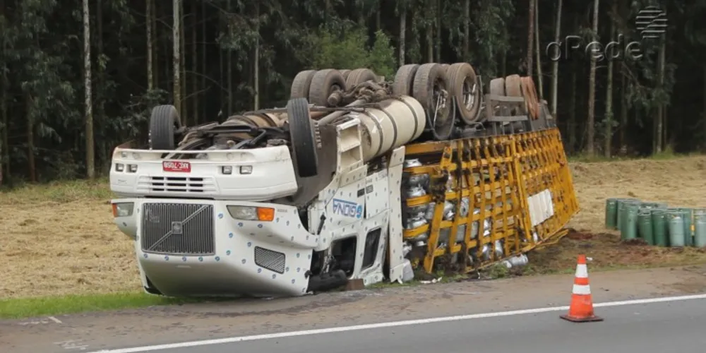 Imagem ilustrativa da imagem Carreta carregada de botijões de gás tomba na BR-376