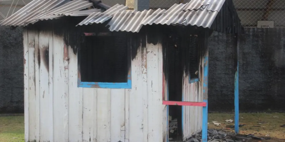 Imagem ilustrativa da imagem Casa de bonecas de Cmei fica destruída em incêndio 