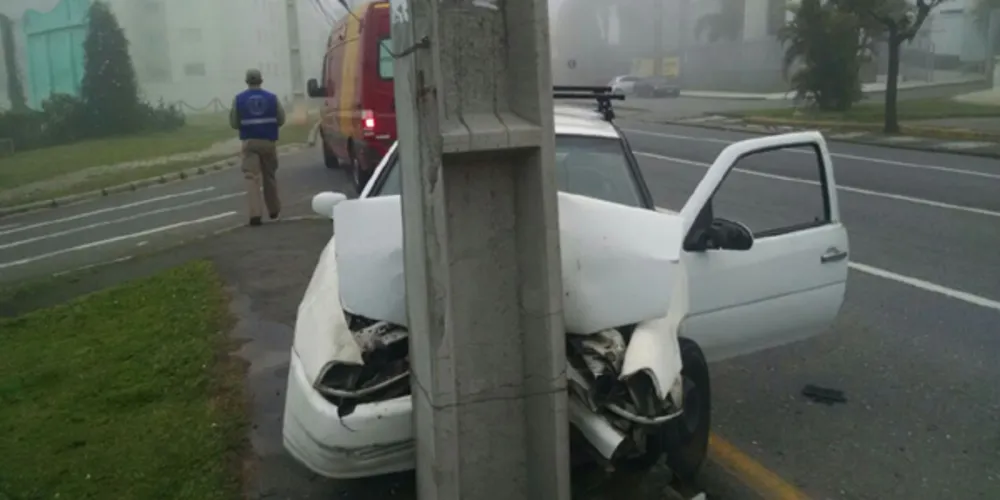Imagem ilustrativa da imagem Motorista bate contra poste no e confirma que dormiu ao volante