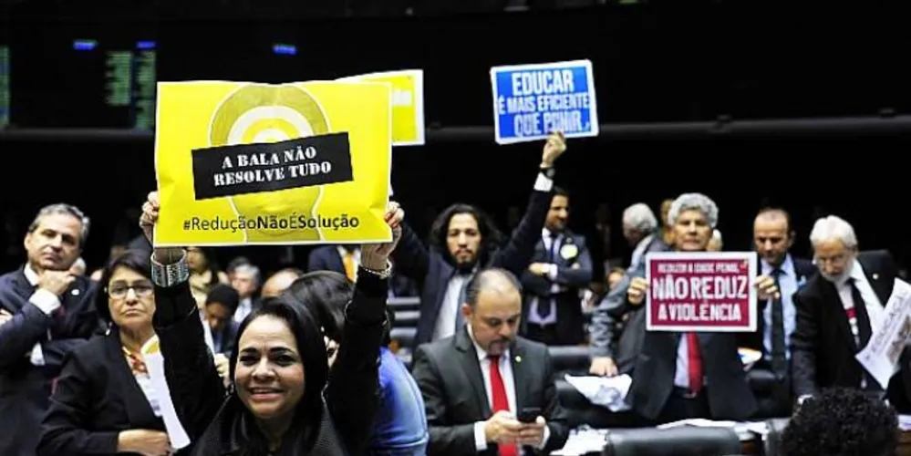Imagem ilustrativa da imagem Deputados rejeitam redução da maioridade penal