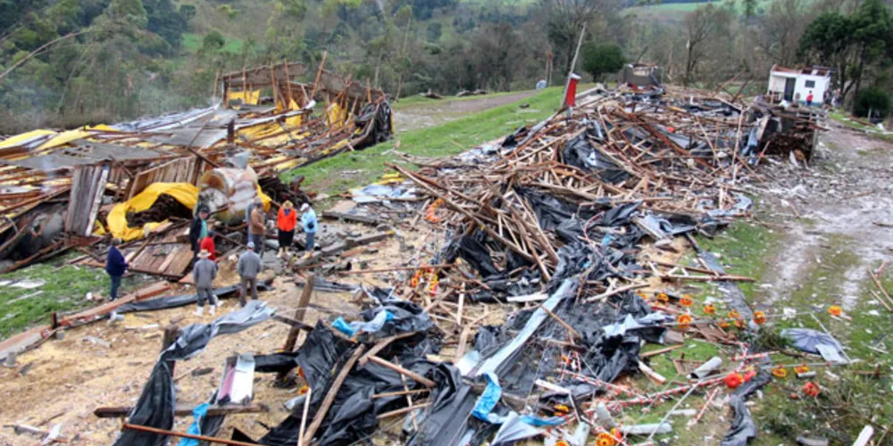 Imagem ilustrativa da imagem Francisco Beltrão soma mais de R$ 5 milhões em perdas com tornado