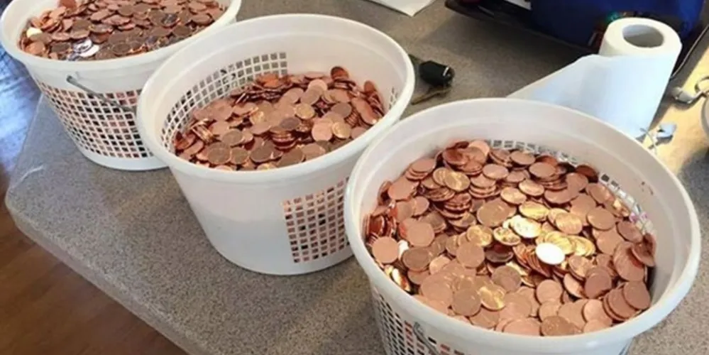 Imagem ilustrativa da imagem Jovem paga multa com 11 mil moedas de um centavo
