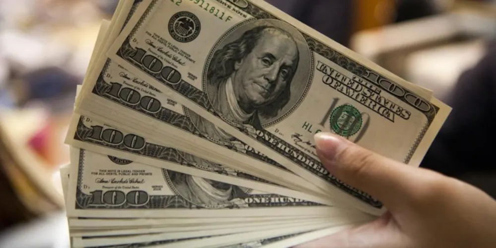 Imagem ilustrativa da imagem Dólar tem maior queda diária em mais de três meses