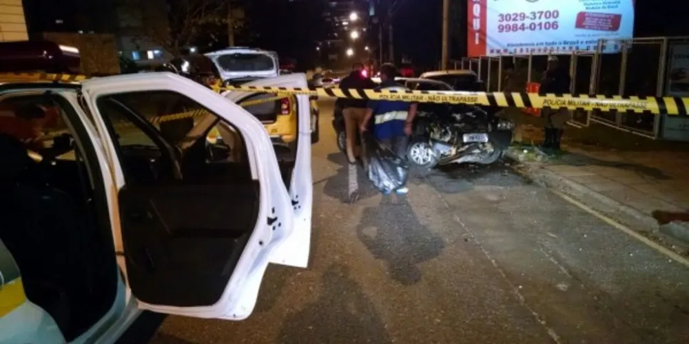 Imagem ilustrativa da imagem Suspeitos batem carro durante perseguição em Curitiba