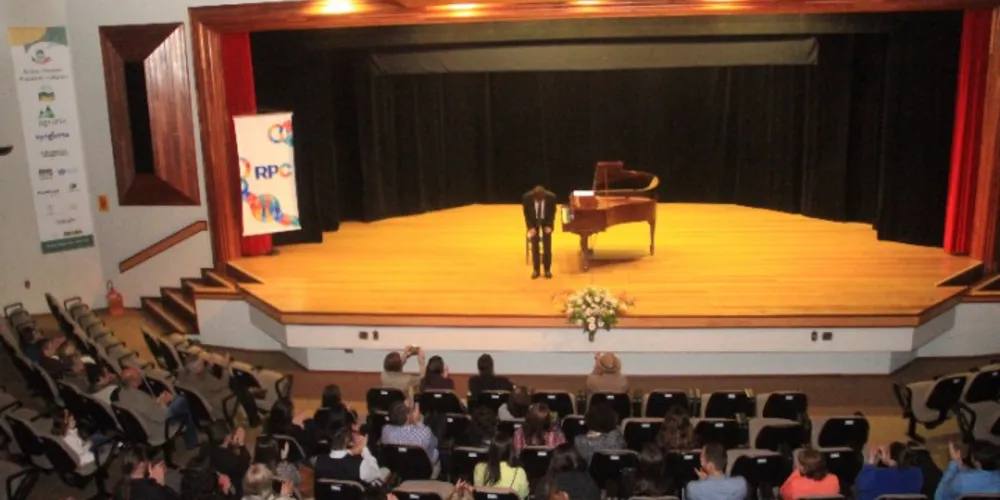 Imagem ilustrativa da imagem Concerto de pianista emociona público em Festival de Inverno