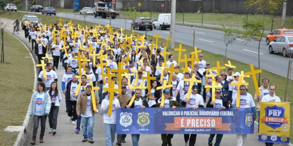 Imagem ilustrativa da imagem Policiais rodoviários federais fazem manifestação em Curitiba
