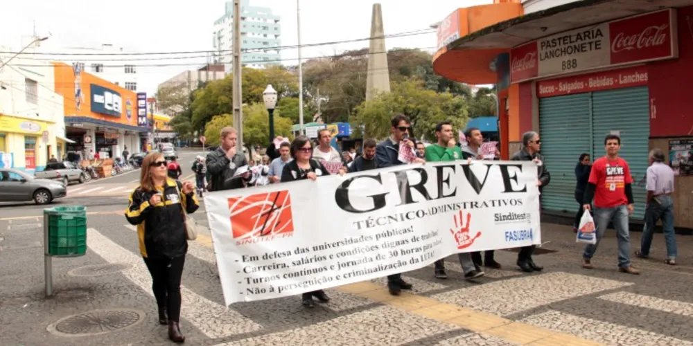 Imagem ilustrativa da imagem Servidores em greve fazem ato público no centro de PG