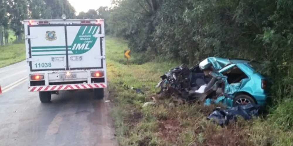 Imagem ilustrativa da imagem Carro bate contra caminhão de gás e motorista morre