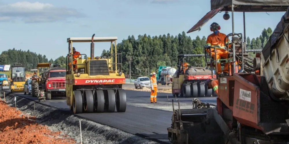 Imagem ilustrativa da imagem Trecho 2 da nova BR-376 recebe primeiras camadas de asfalto