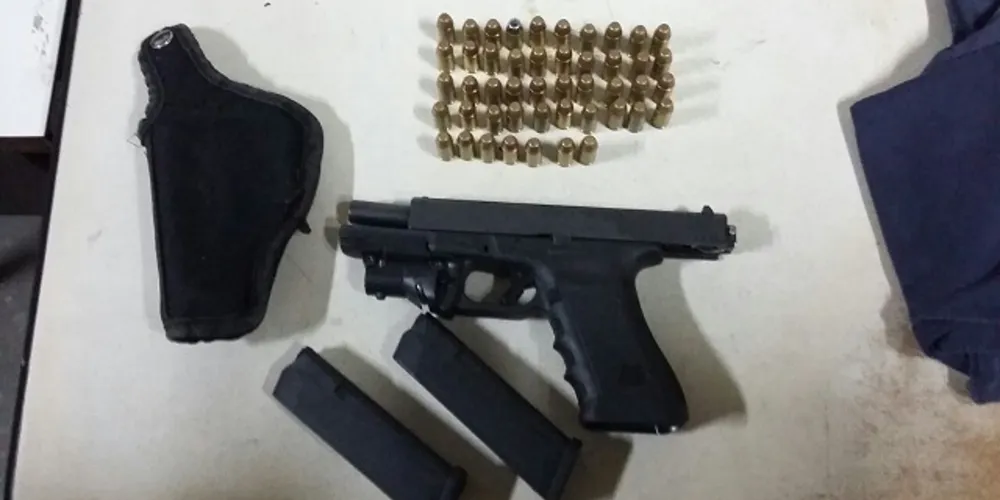 Imagem ilustrativa da imagem PM apreende pistola, munições e colete à prova de balas