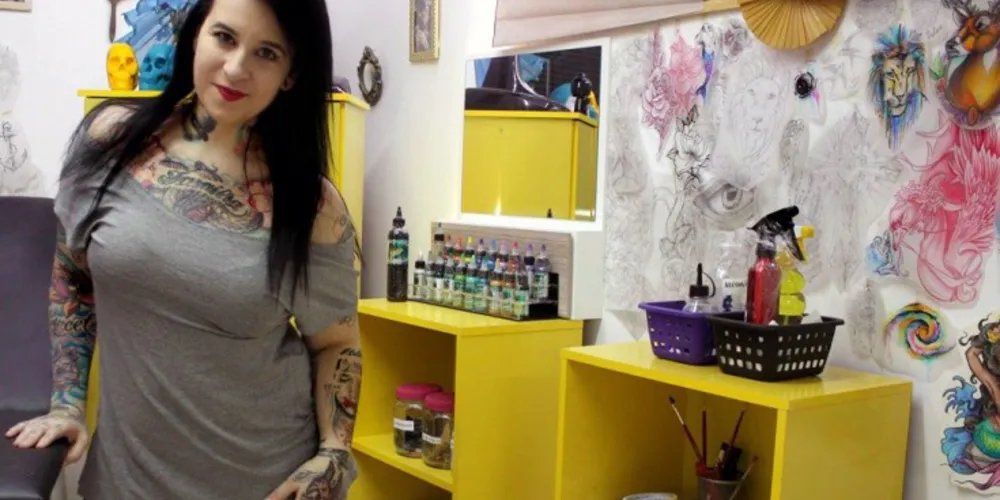 Imagem ilustrativa da imagem Tatuadora apaga marcas físicas da violência contra mulheres