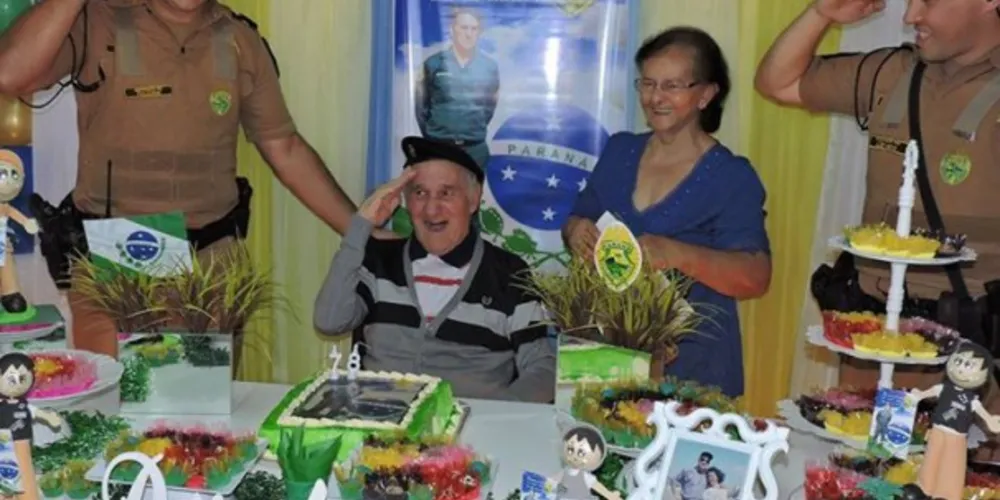 Imagem ilustrativa da imagem Com alzheimer, sargento da PM ganha aniversário em casa