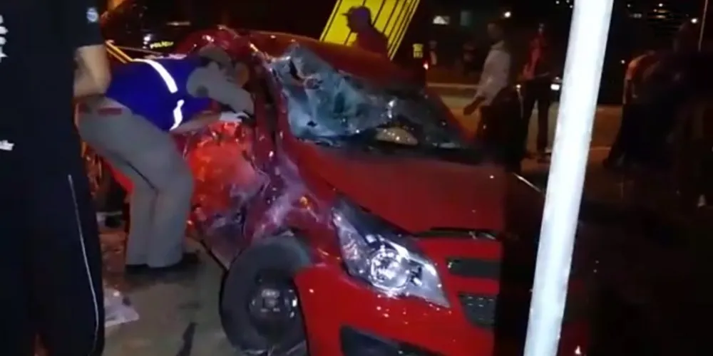 Imagem ilustrativa da imagem Carro é arrastado por caminhão em Uvaranas