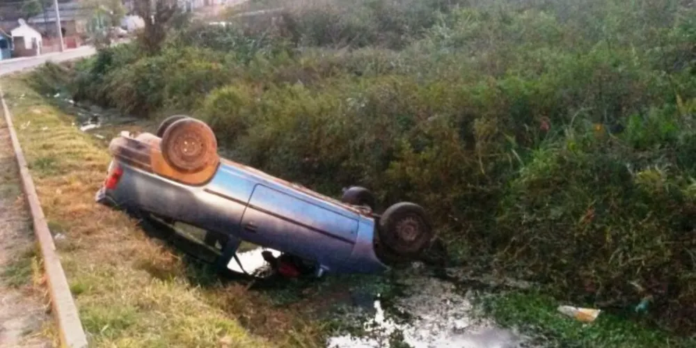 Imagem ilustrativa da imagem Bandido capota carro e PM detém trio suspeito de assalto