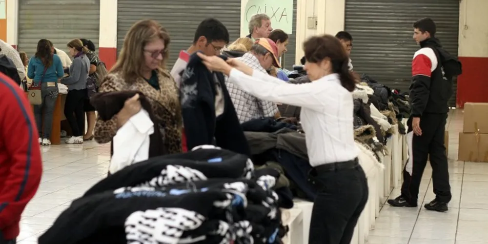 Imagem ilustrativa da imagem 'Castanheira' recebe bazar com roupas a partir de R$ 1