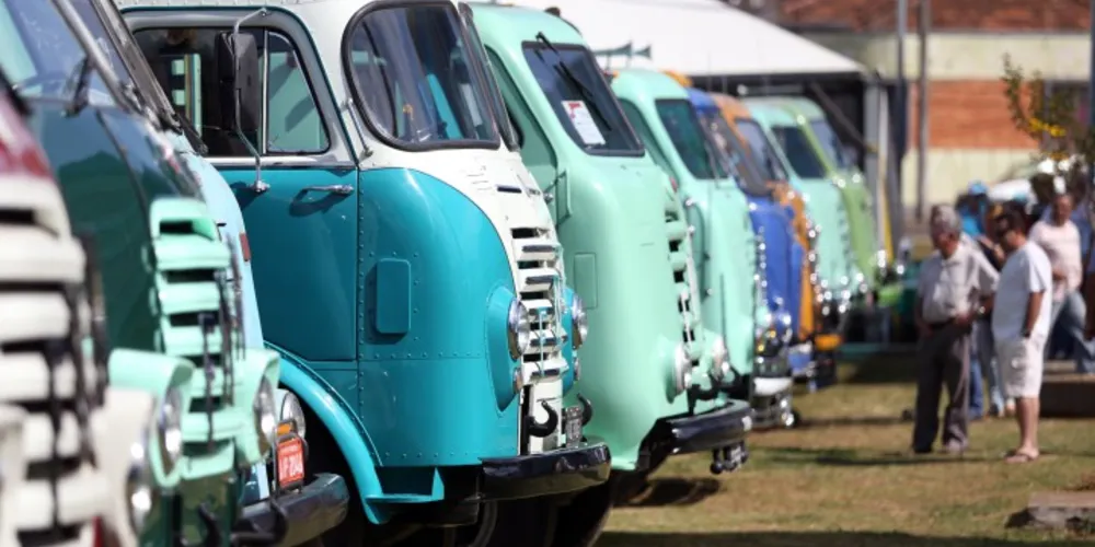 Imagem ilustrativa da imagem Encontro de carros antigos reúne 50 mil em PG