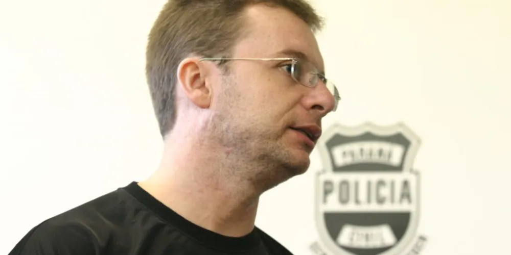 Imagem ilustrativa da imagem Fugitivo da Justiça sequestra ex-namorada na saída da escola