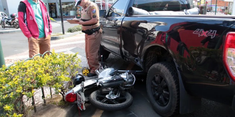 Imagem ilustrativa da imagem Moto acaba 'embaixo' de carro após acidente no centro