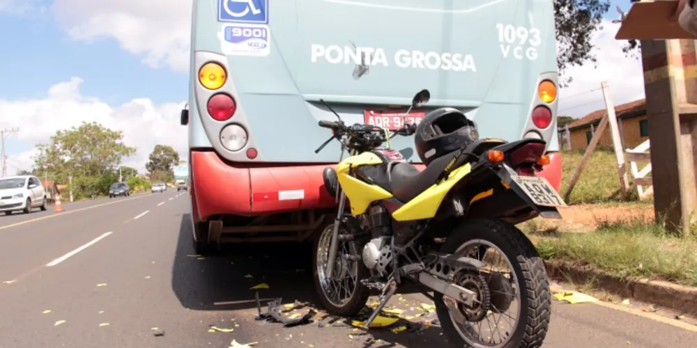 Imagem ilustrativa da imagem Moto bate na traseira de ônibus e deixa piloto ferido