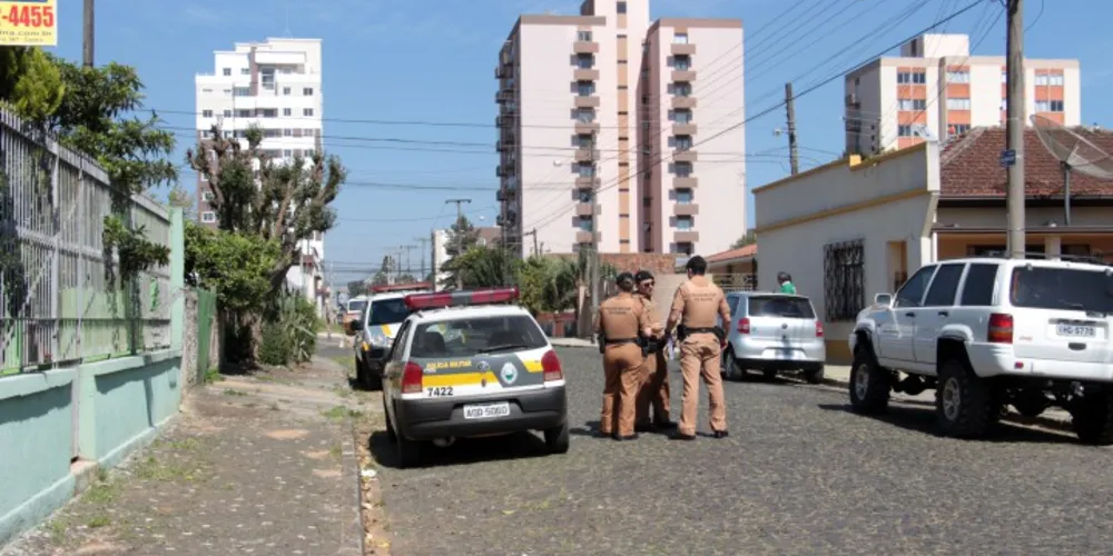 Imagem ilustrativa da imagem Trio invade residência e tranca família no banheiro