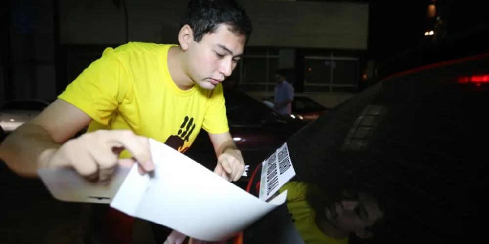 Imagem ilustrativa da imagem Movimento inicia 'adesivaço' em PG contra a corrupção