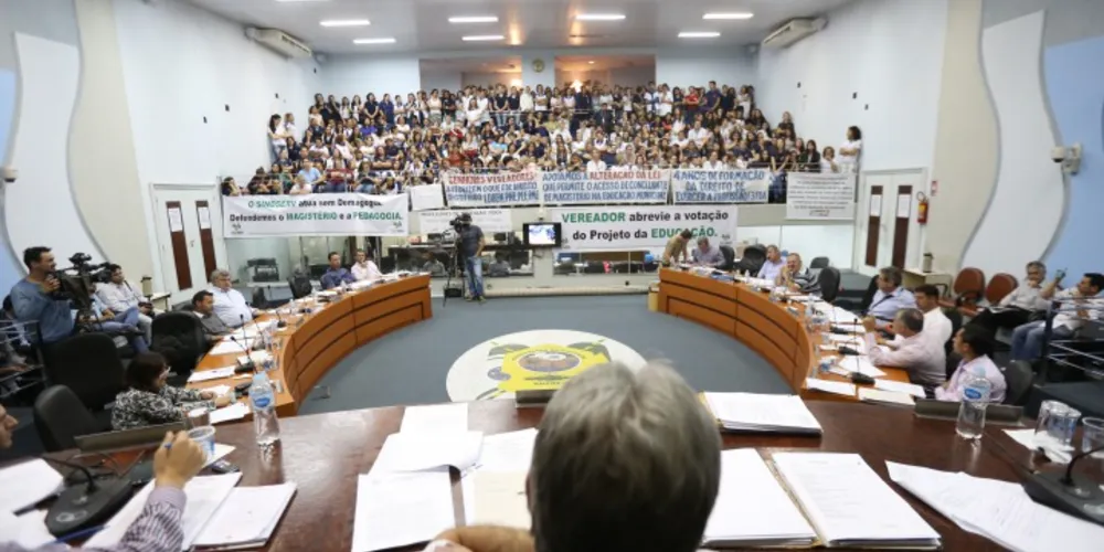 Imagem ilustrativa da imagem Sob pressão, vereadores aprovam Plano de Cargos