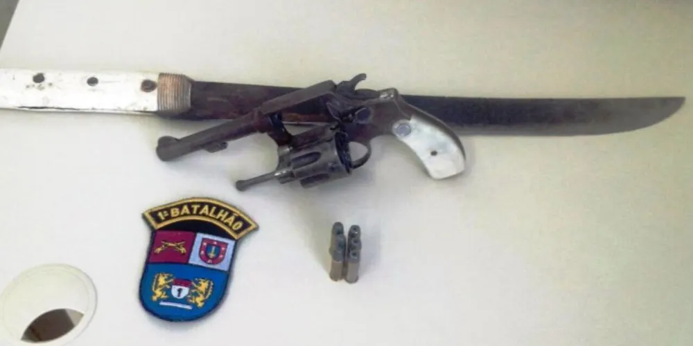 Imagem ilustrativa da imagem Homem usa arma para ameaçar casal em praça e acaba preso