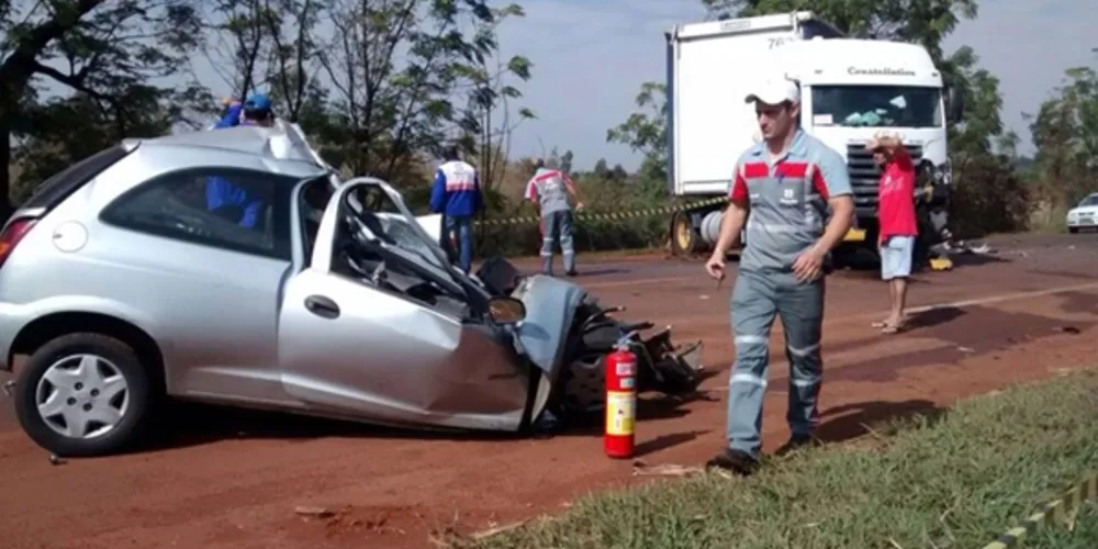 Imagem ilustrativa da imagem Grave acidente entre carro e carreta mata duas pessoas no PR