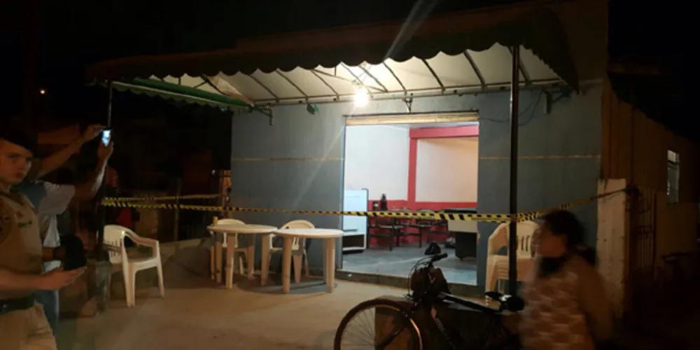 Imagem ilustrativa da imagem Pai e filho são mortos a tiros em frente a bar no Paraná