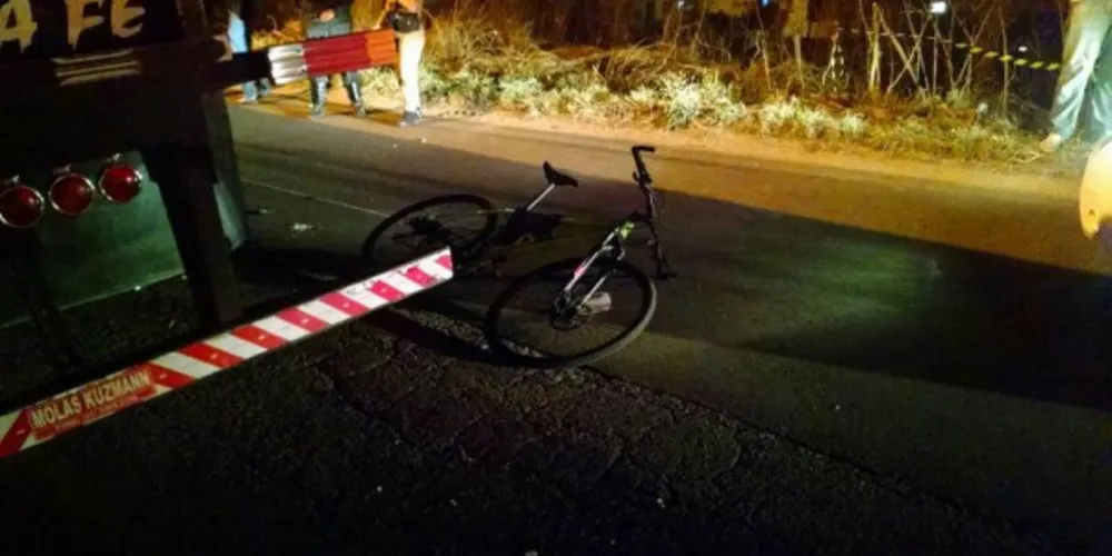 Imagem ilustrativa da imagem Ciclista se desequilibra ao tentar desviar de ladrão e morre atropelado