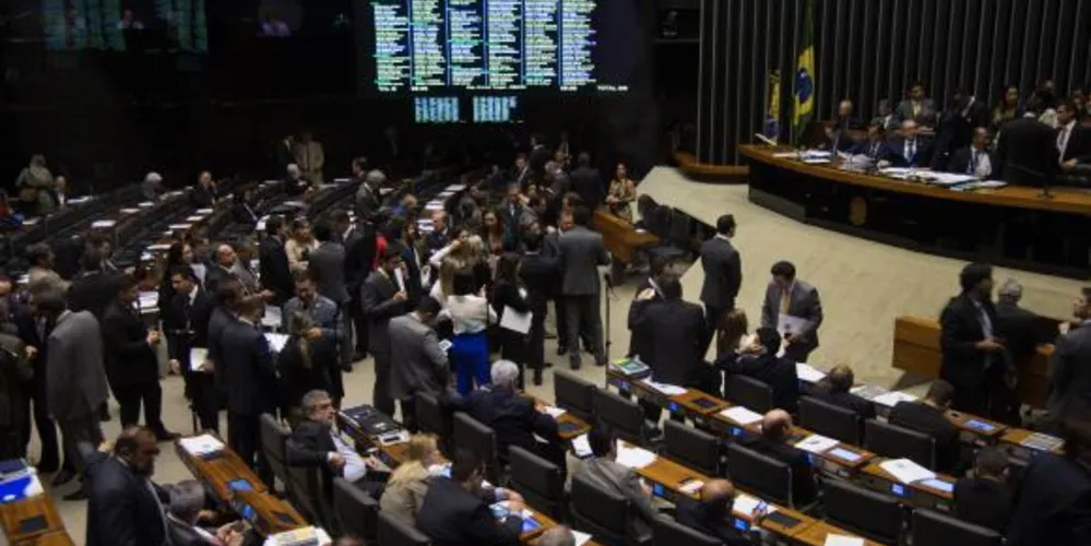 Imagem ilustrativa da imagem Câmara aprova PEC que reduz a maioridade penal