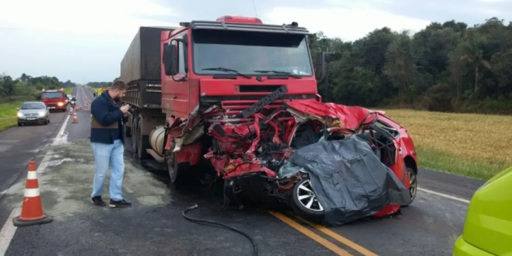 Imagem ilustrativa da imagem Carro fica destruído em acidente no oeste do Paraná