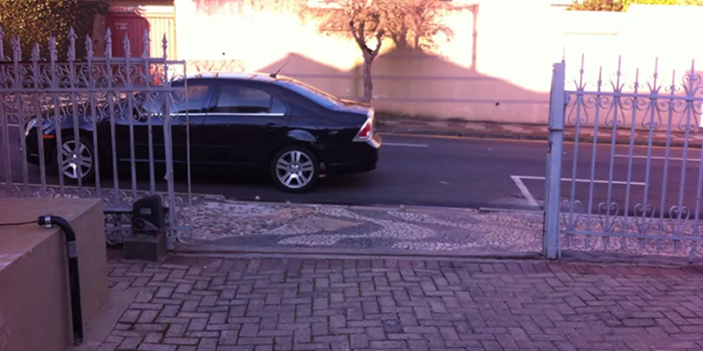 Imagem ilustrativa da imagem Internauta flagra carro estacionado em frente a garagem