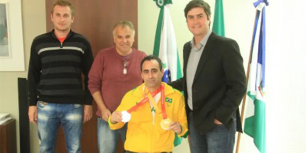 Imagem ilustrativa da imagem Medalhista paraolímpico recebe homenagem em Guarapuava