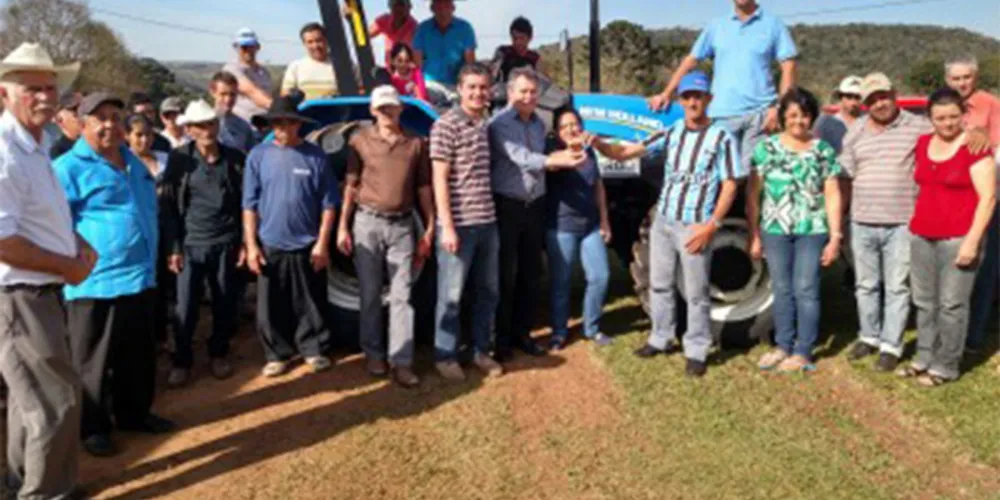 Imagem ilustrativa da imagem Produtores familiares de Guarapuava recebem trator