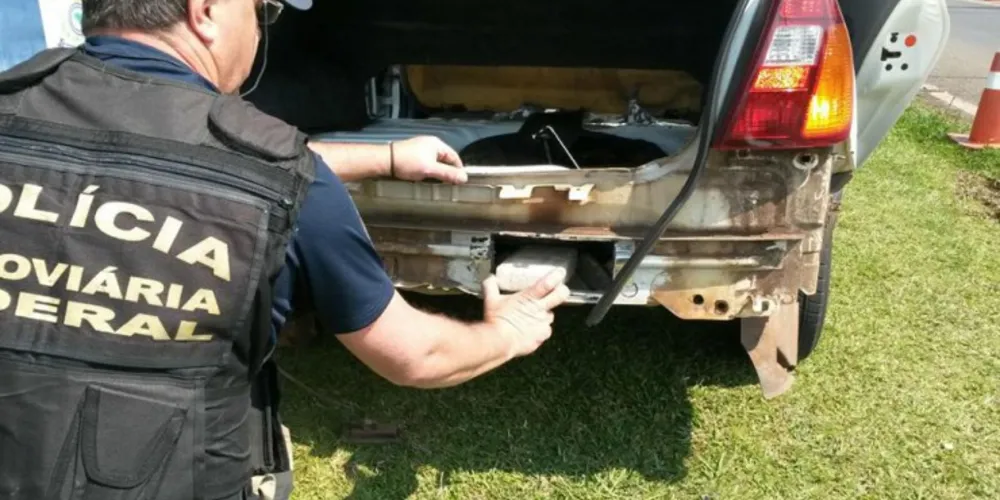 Imagem ilustrativa da imagem PRF flagra 82 kg de cocaína em fundo falso de carro