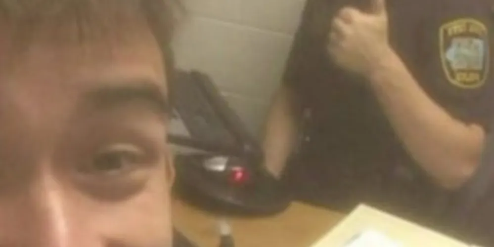 Imagem ilustrativa da imagem Após ser preso, americano faz selfie com policial
