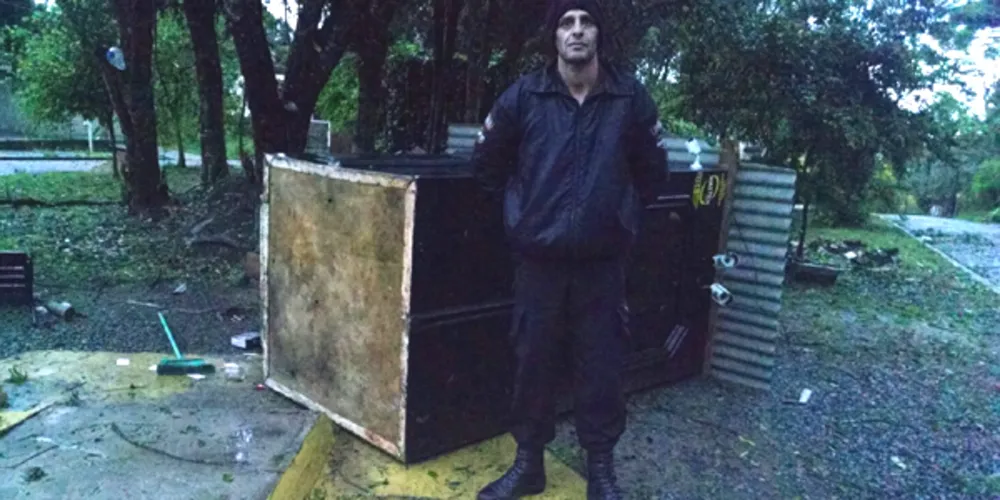 Imagem ilustrativa da imagem Guarita voa com vigilante dentro durante temporal