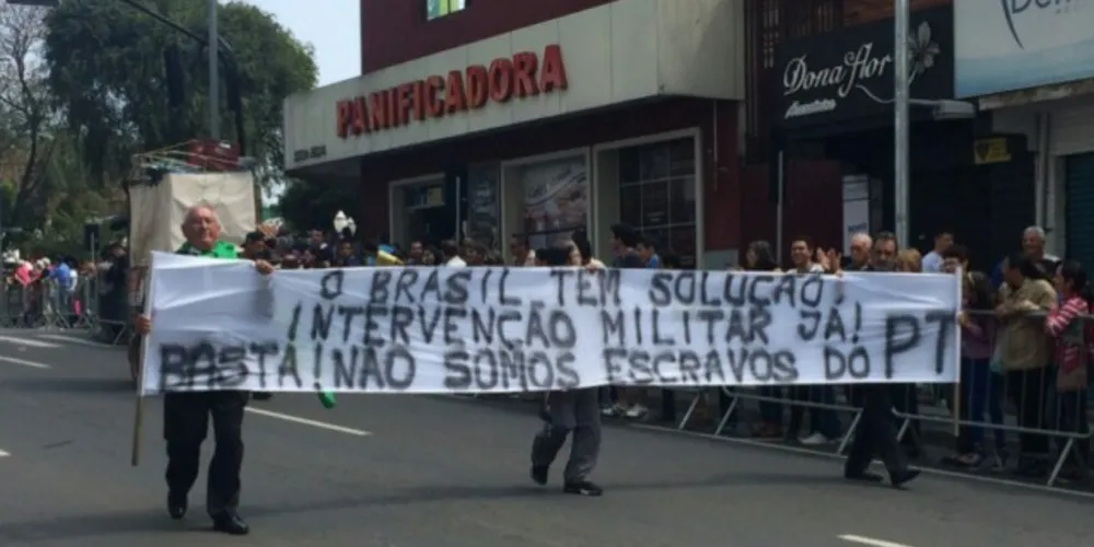 Imagem ilustrativa da imagem Faixa exibida no desfile gera polêmica em PG