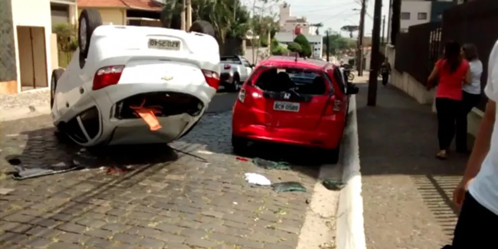 Imagem ilustrativa da imagem Carro capota após colisão com três veículos na Vila Estrela