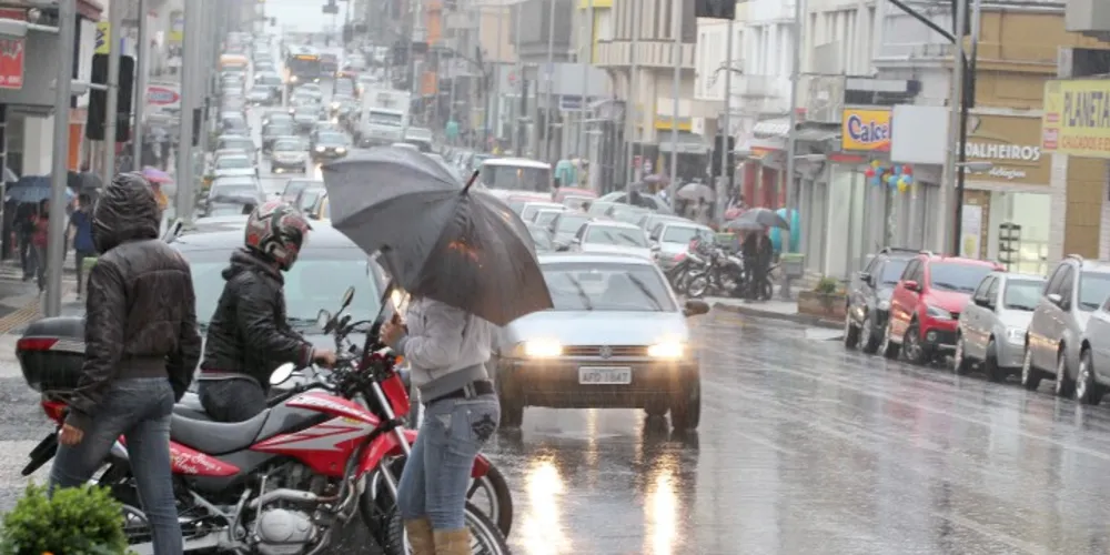 Imagem ilustrativa da imagem Chuva forte deixa trânsito caótico no centro de PG