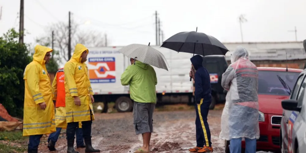 Imagem ilustrativa da imagem Defesa Civil atende famílias atingidas pela chuva em PG