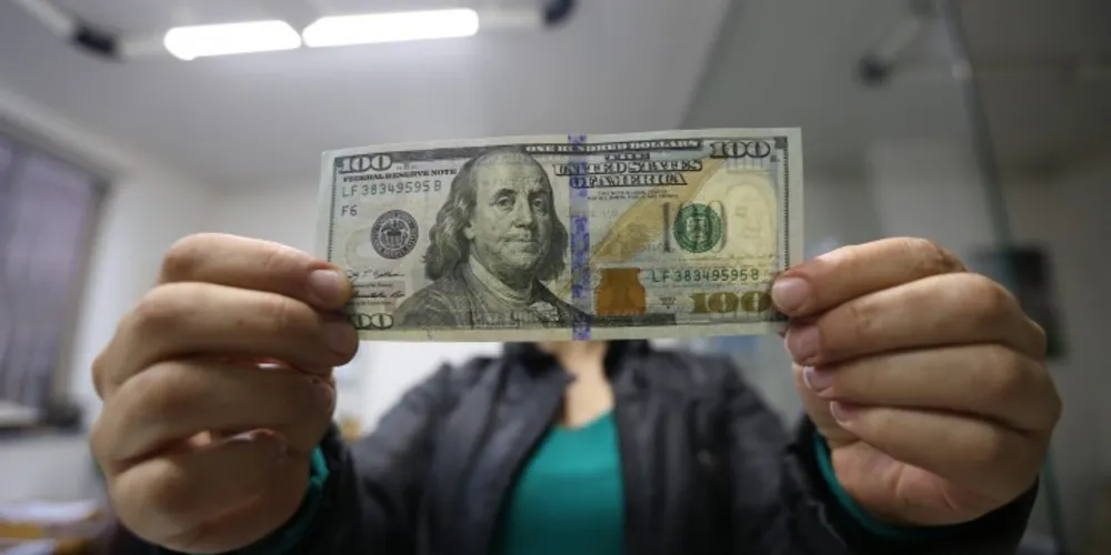 Imagem ilustrativa da imagem Cotação do dólar supera R$ 4 e é a mais alta em 21 anos