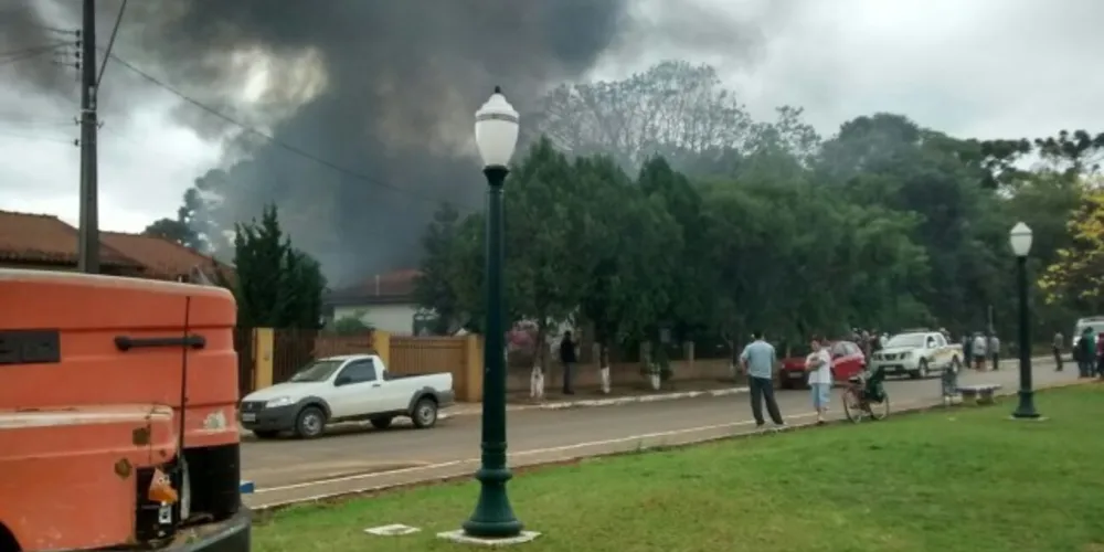 Imagem ilustrativa da imagem Incêndio destrói barracão em Ipiranga