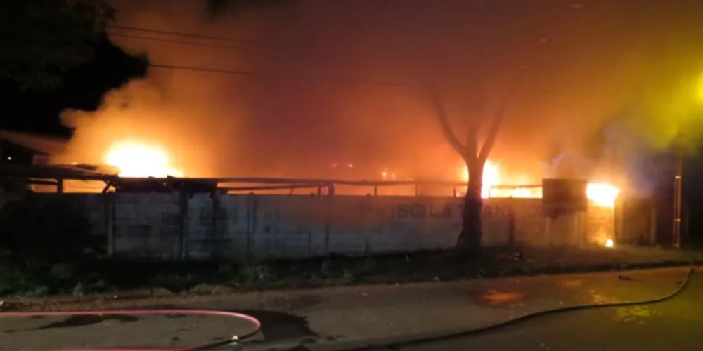 Imagem ilustrativa da imagem Incêndio em barracão afeta serviços de telefonia