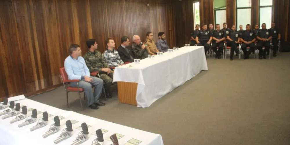 Imagem ilustrativa da imagem Guardas municipais de Castro recebem porte de arma de fogo