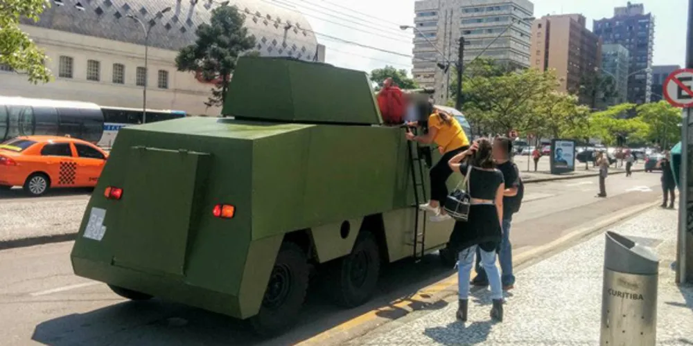 Imagem ilustrativa da imagem Homem que ‘só quer paz’ vai lanchar em tanque de guerra