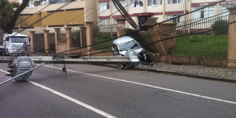 Imagem ilustrativa da imagem Carro destrói poste e grade de prédio em Curitiba