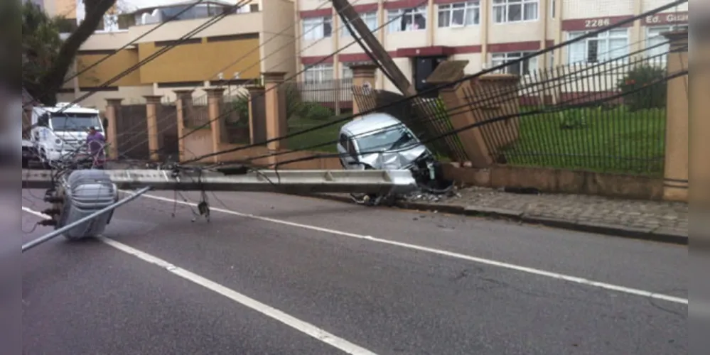 Imagem ilustrativa da imagem Carro destrói poste e grade de prédio em Curitiba