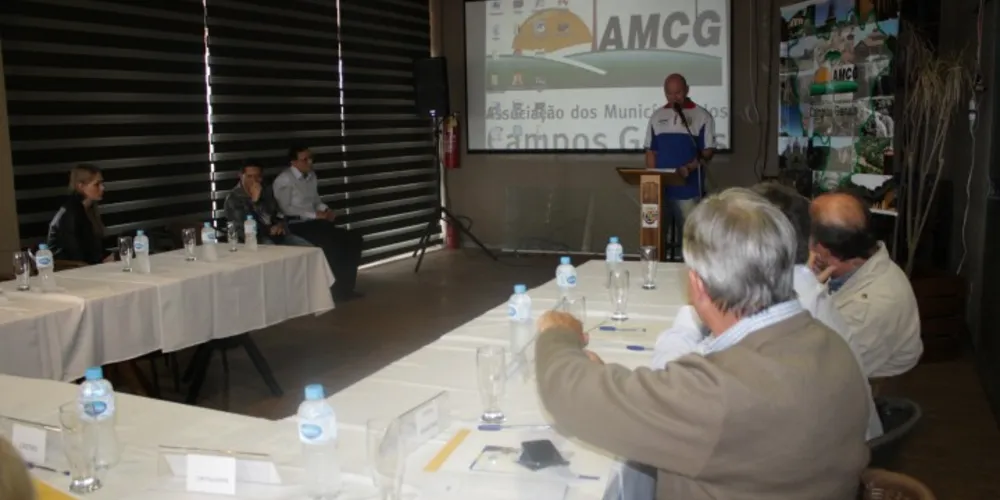 Imagem ilustrativa da imagem AMCG Esportes apresenta ações a prefeitos